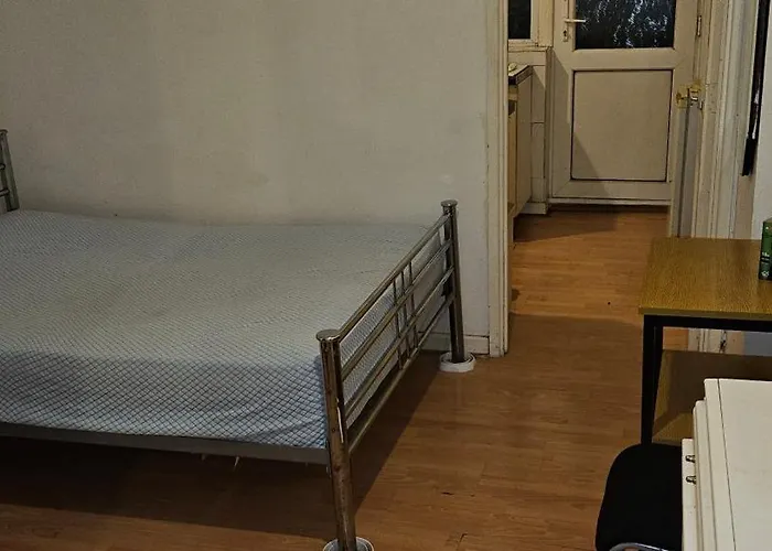 No Frills & Nothing Fancy 1 Bed Studio City Centre